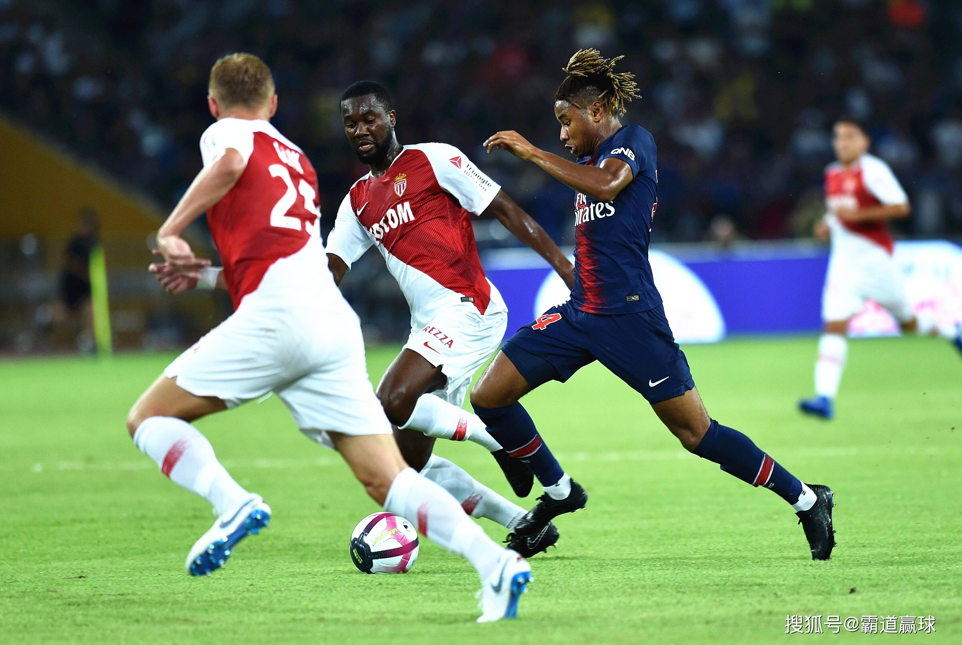 大巴黎中场连续进球，助球队稳居法甲榜首的简单介绍