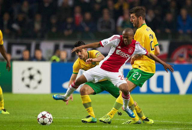 阿贾克斯主场保持不败，稳居榜首