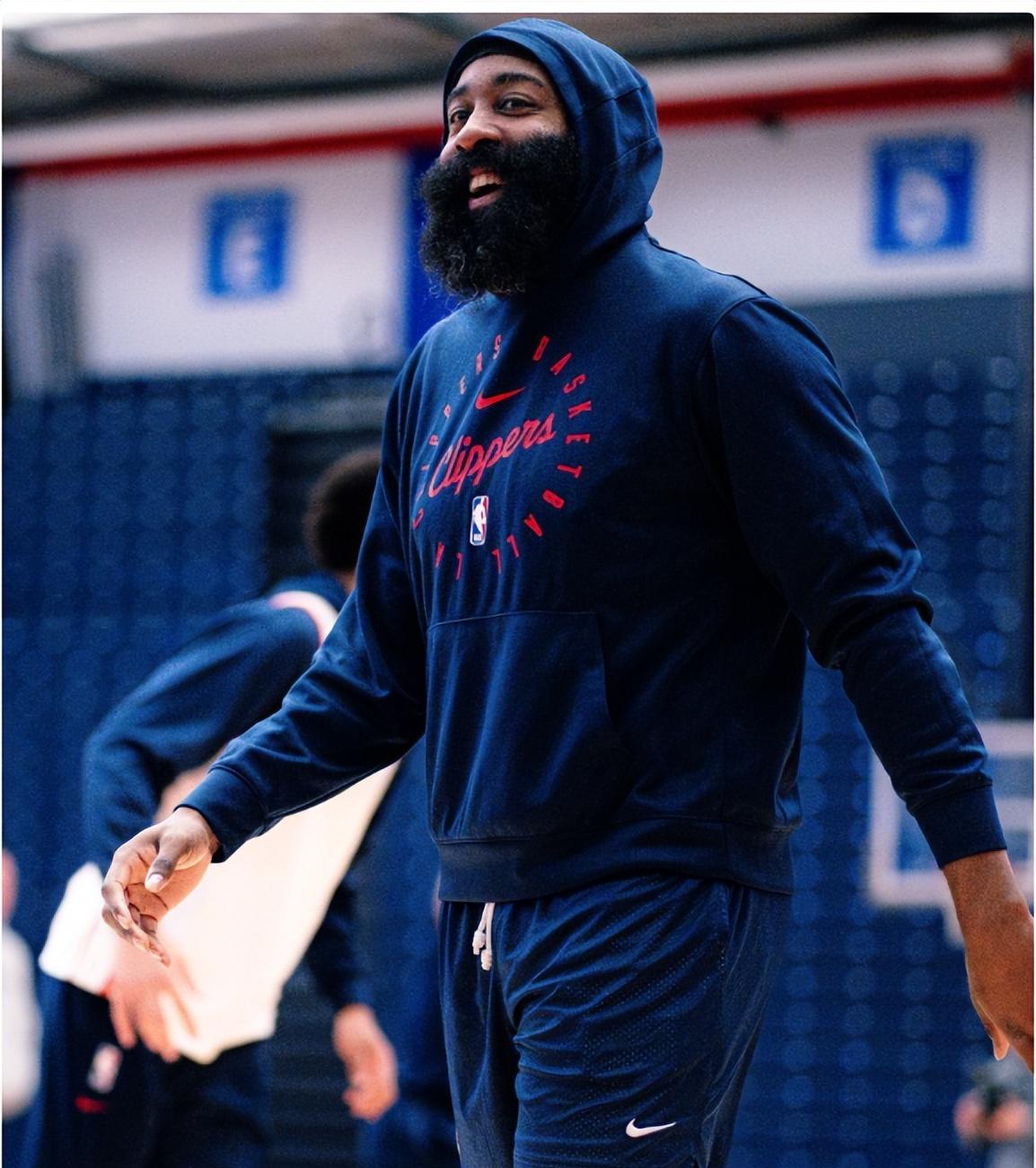 西蒙斯复出首战，步行者状态火爆，关键时刻神级表现成为焦点！的简单介绍