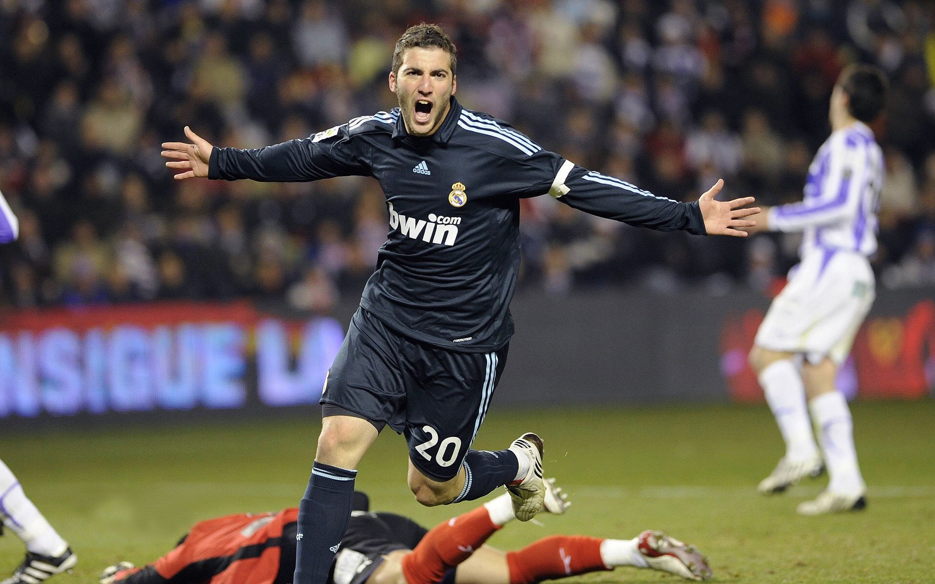 梅西官方宣布爆冷新规，TL引发争议！上演精彩一战